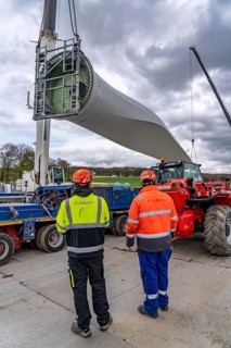 Preparation for the transport of a 68 metre long blade, a wind turbine, with a self-propelled