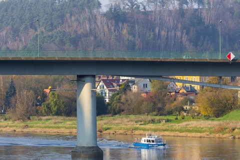 The Elbe bridge in Bad Schandau (B 172) is closed to all traffic with immediate effect. This