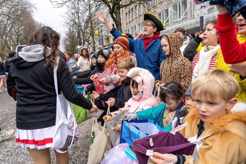 Rose Monday parade in Düsseldorf, spectators, especially children, collecting carnival sweets, at