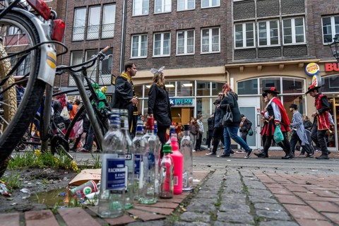 Rose Monday parade in Düsseldorf, alcohol consumption, drinking of high-proof spirits, North