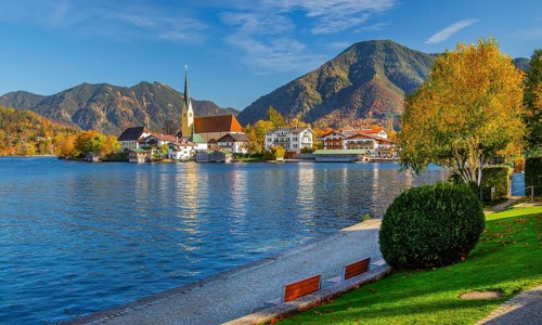 Malerwinkel view with waterfront of the village, parish church St. Laurentius and Wallberg 1722m in