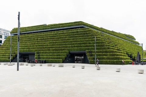 Kö-Bogen II office and commercial building, façade planted with hornbeam hedges, architect