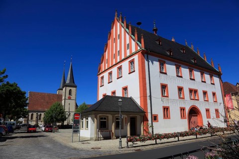 Old town hall and Catholic parish church of St Kilian, Kolonat and Totnan, Hassfurt, Hassfurt,