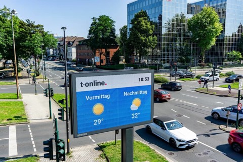 Digital billboard, by Ströer, at the crossroads, Martinstraße, Alfredstraße, B224, in Essen,