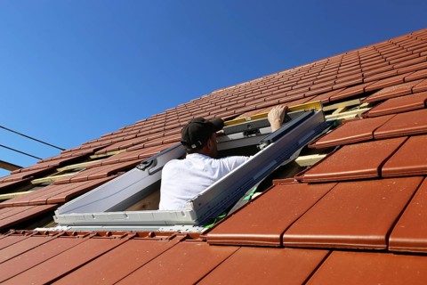 Employees of Zimmerei Mellein GmbH install the roof windows in the Mutterstadt development area,
