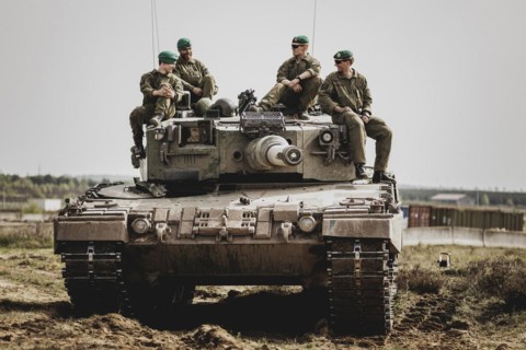 Norwegian soldiers on a Leopard 2 A4 tank, photographed as part of a Bundeswehr exercise with