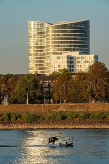 Skyline of Düsseldorf on the Rhine, B1, Bennigsen Platz 1 building, behind the Sky Office office