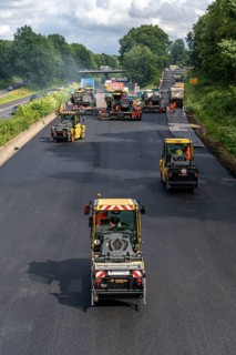 Renewal of the road surface on the A40 motorway between the Kaiserberg junction and Mülheim-Heißen,