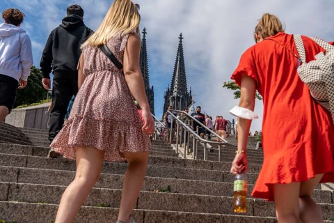 Tourists, visitors, at the ascent from the banks of the Rhine to the cathedral level, Cologne