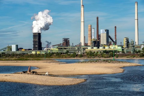 Low water level on the Rhine, banks dry up, sandbanks in the river, shipping can only navigate with