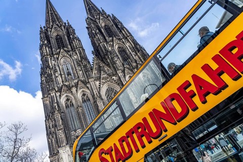 Domplatte, Cologne Cathedral, double-decker bus for city tours, Cologne North Rhine-Westphalia,