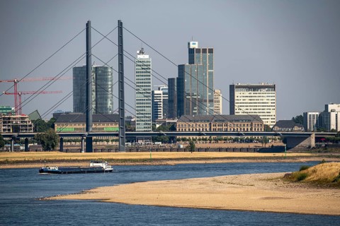 Rhine at Düsseldorf, extremely low water, Rhine level at 47 cm, falling, barge in front of the