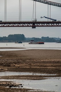 Rhine at Emmerich, extremely low water, Rhine level at 0 cm, falling trend, Rhine bridge B220,