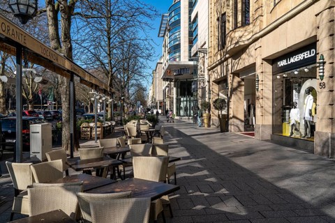Empty Königsallee, Kö, empty city centre, shopping street, effects of the coronavirus pandemic in