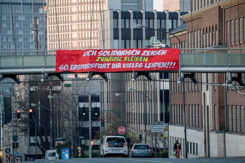 Large banner calls on people to stay at home, demands solidarity, Alfredstraße, B224, effects of