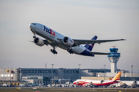 Cargo aircraft, at Cologne-Bonn Airport, Boeing 777-FS2 from FedEx, on take-off CGN, Cologne, North