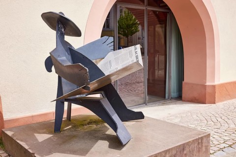 Public artwork, sculpture Zeitungsleser by Frieder Haser in Haslach im Kinzigtal, Black Forest,
