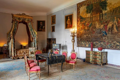 Louis XVI canopy bed, lit à la polonaise in the Amblise Room at Château de Bel?il, Baroque castle
