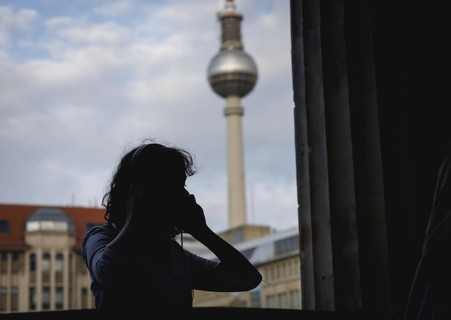Reading by Ulrike C. Tscharre and live music at the Kolonnaden Bar on Museum Island in Berlin,