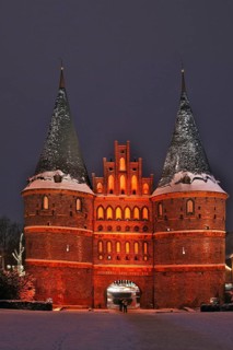 Europe, Germany, Schleswig-Holstein, Lübeck, Holstentor in winter at Christmas, Hamburg, Hamburg,