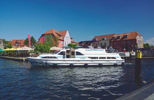 Europe, Germany, Mecklenburg-Western Pomerania, island town of Malchow, Lake Malchow, jetty, motor