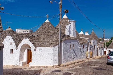 Whitewashed trulli, round houses with stone roofs, in the southern Italian town of Alberobello. The