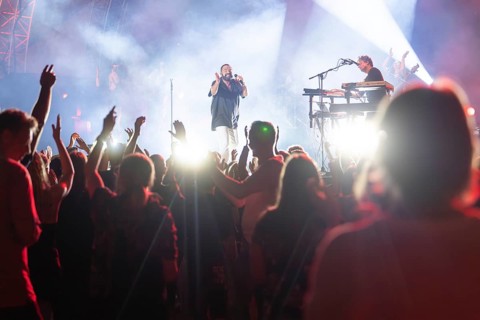 Open-air concert at night, singer on stage, keyboard player, large crowd, Klostersommer, Calw