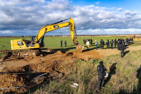 Start of the eviction of the hamlet Lützerath at the lignite mine Garzweiler 2, activists try to