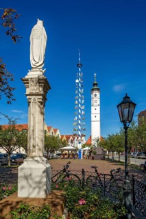 Marian figure on Marian column, maypole, bell tower of the market church St. Veit, Marienplatz,