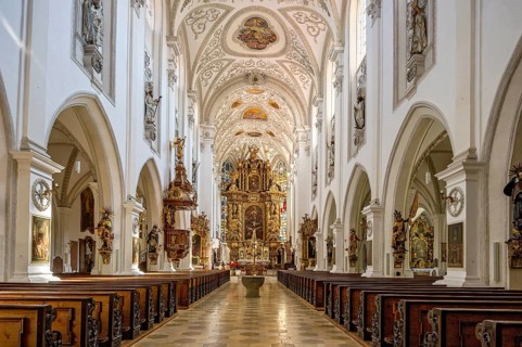 Nave with pulpit and high altar of the parish church of the Assumption of the Virgin Mary, Baroque,