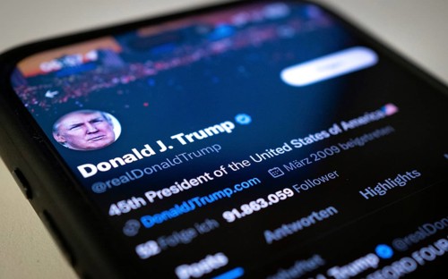 Twitter profile of presidential candidate and 45th President of the USA Donald Trump on smartphone