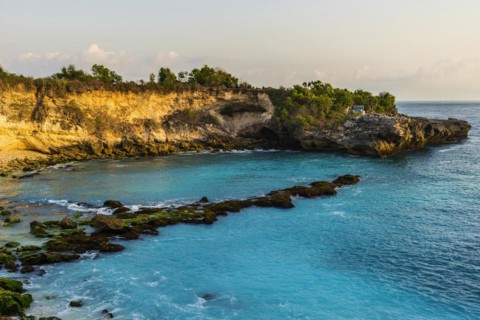 Beach in the Blue Lagoon bay on the holiday island of Nusa Lembongan, blue, algae formation,