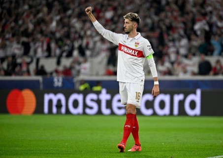 Goal celebration, fist, Atakan Karazor VfB Stuttgart (16) perimeter advertising mastercard, logo,