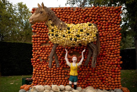 Figure of Pippi Longstocking lifting her horse Little Uncle, pumpkin exhibition, pumpkins,