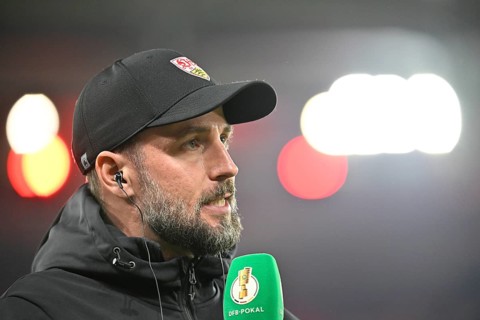 Coach Sebastian Hoeness VfB Stuttgart Portrait, in interview Microphone Microphone Logo DFB,