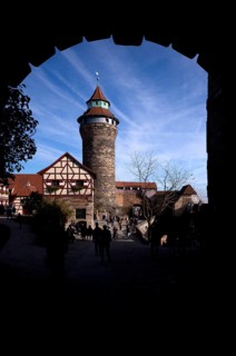 Inner courtyard of the Imperial Castle with Sinwell Tower and Finanzstadel, visitors, tourists, Old