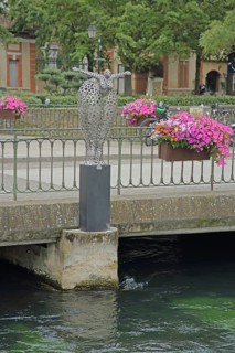 Sculpture Plongeon, head jump, by Laurent Maëro, Maero, metal grid, metal, grey, holes, bridge, La