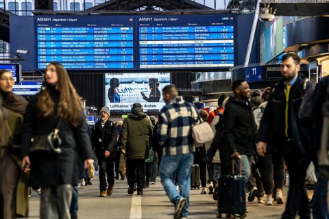 Display boards at Hamburg central station, evening rush hour, in front of another GDL, train driver