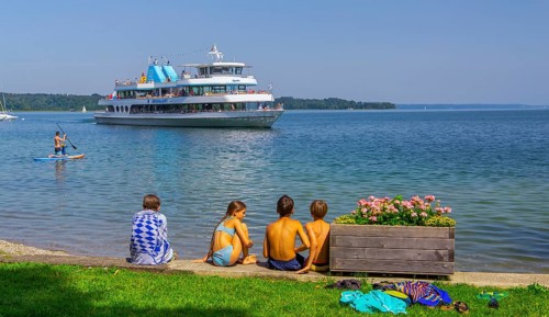 Lakeshore with tour boat, Seeshaupt, Lake Starnberg, Bavarian Alpine Foreland, Upper Bavaria,