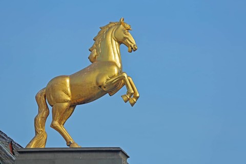 Golden horse figure by sculptor Heinz Müller-Olm on the roof of the Landesmuseum, golden, horse