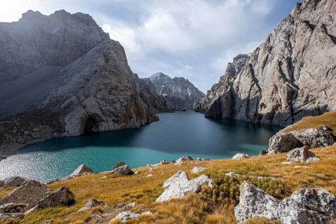 Mountain lake Kol Suu rocky steep mountains, Kol Suu Lake, Kurumduk Valley, Sary Beles Mountains,