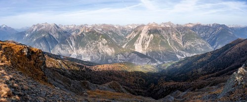 View from the ridge of the Venet to the mountain panorama of the Parzinn Group of the Lechtal Alps,