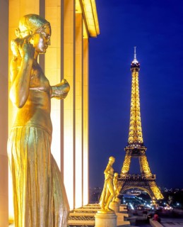 Die vergoldeten Statuen vom Trocadéro, hinten der 330m hohe Eifflturm, gebaut zum 100. Jahrestag