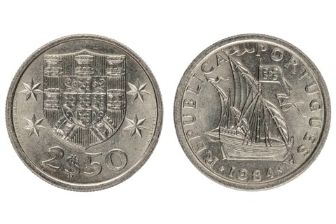 Portuguese coin from 1984 worth 2.5 escudos with sailing ship and national coat of arms, obverse
