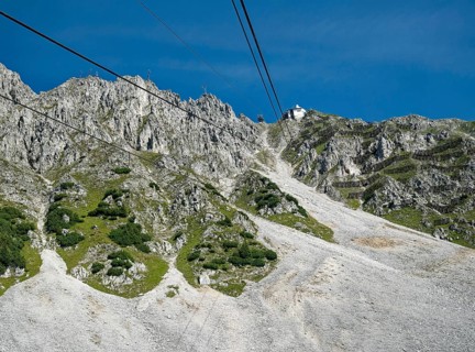Cable car of the Hafelekarbahn of the Innsbrucker Nordkettenbahnen to the Hafelekar, mountains of