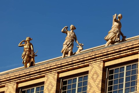 Gelbes Haus, mit einer Fassade aus Wasserstrichklinker und geschmückt mit 52 Elchschaufeln und