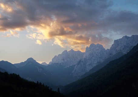 The Kaiser Mountains glow in the sunrise in Kufstein, 10.07.2024
