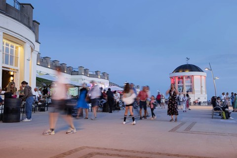 Tourists on the promenade on the beach on the island of Borkum, 19.07.2024