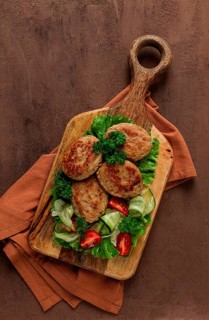 Gebratene Schnitzel, Pute, mit Gemüsesalat, Ansicht von oben, ohne Personen