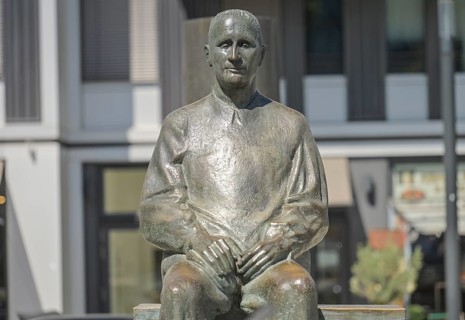 Bertolt Brecht, statue in front of the Berliner Ensemble, Schiffbauerdamm, Bertolt-Brecht-Platz,